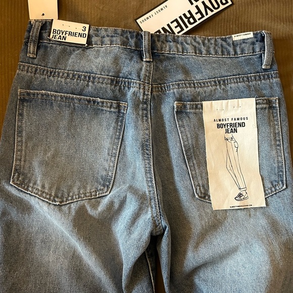 Almost Famous Boyfriend Distressed Jeans Sz 3 NWT - Picture 5 of 11
